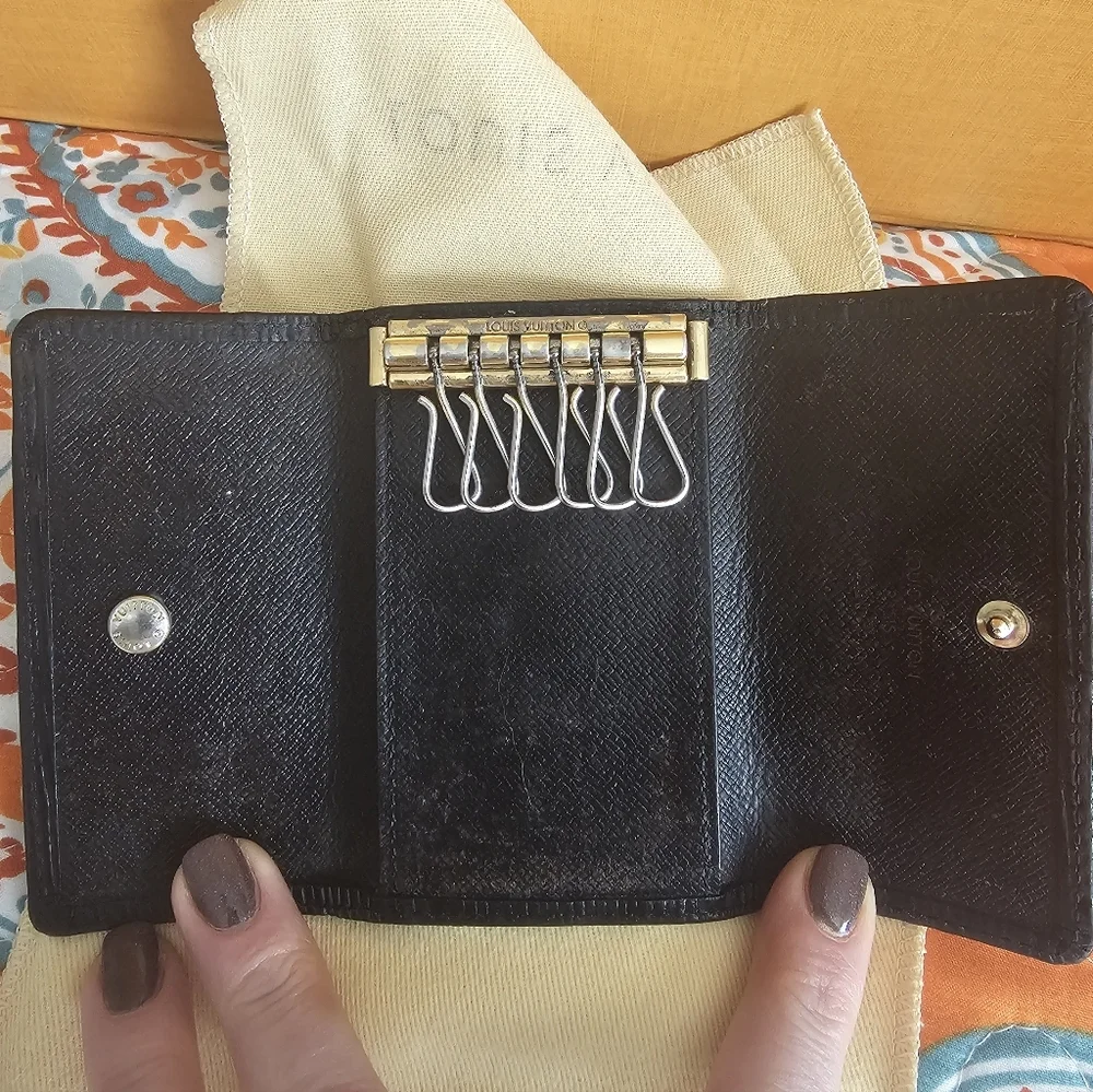 Louis Vuitton Black Epi 6 Key Holder - Picture 9 of 9